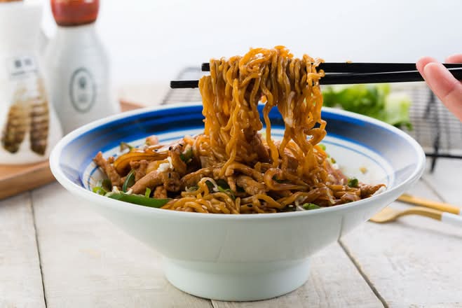 Vegetarian stir-fried noodle(with scrambled eggs) 素炒鸡蛋拌川